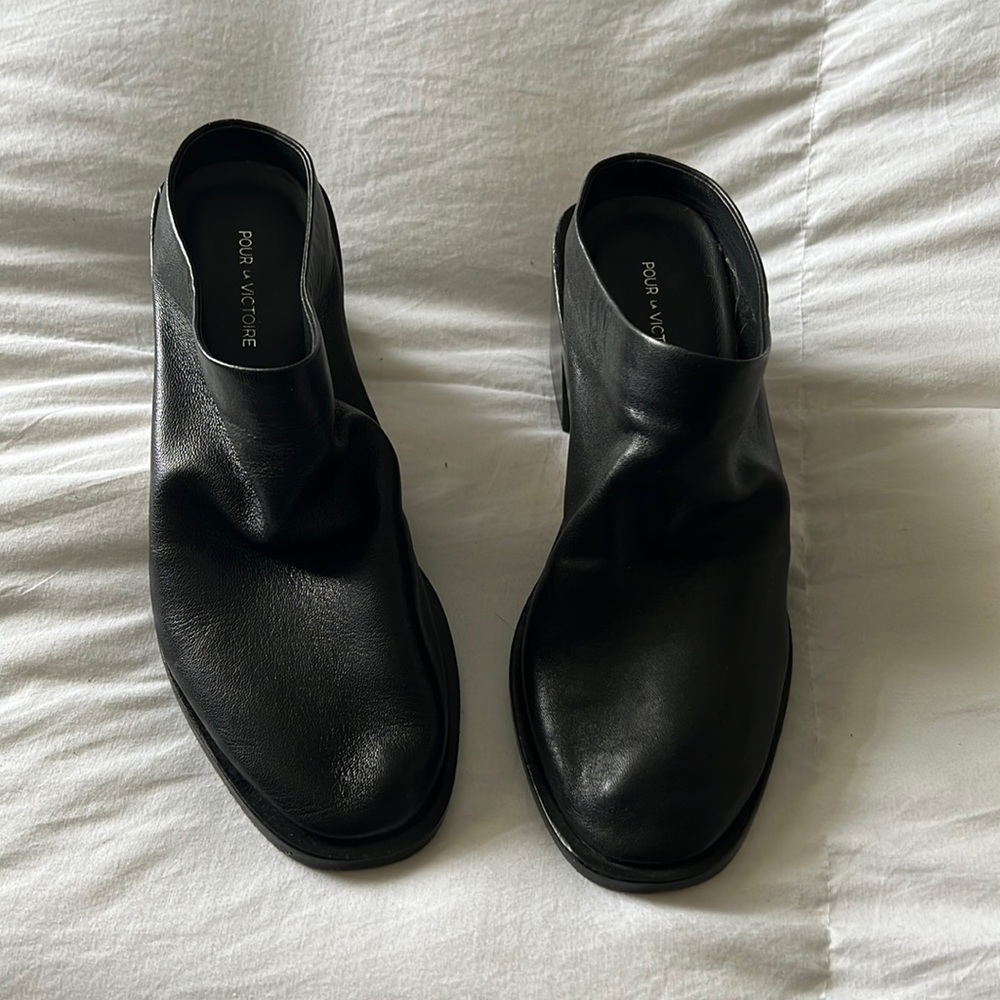 Pour La Victoire Black Leather Mules